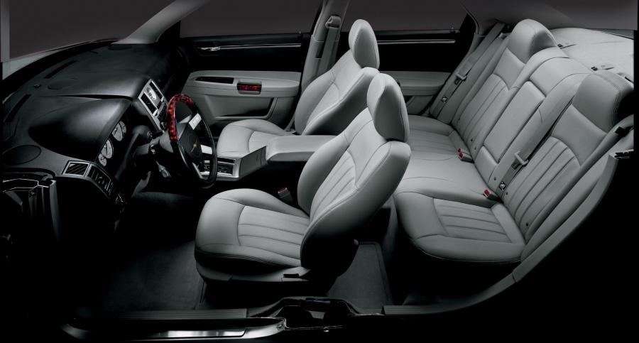 Интерьер Chrysler 300C (LX) 2005 года  (фото 111 из 120)